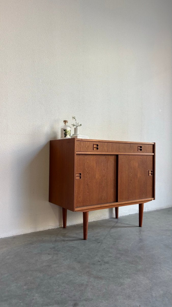 
                  
                    Vintage klein sideboard lade en schuifdeuren teak - LOUI.STORE
                  
                
