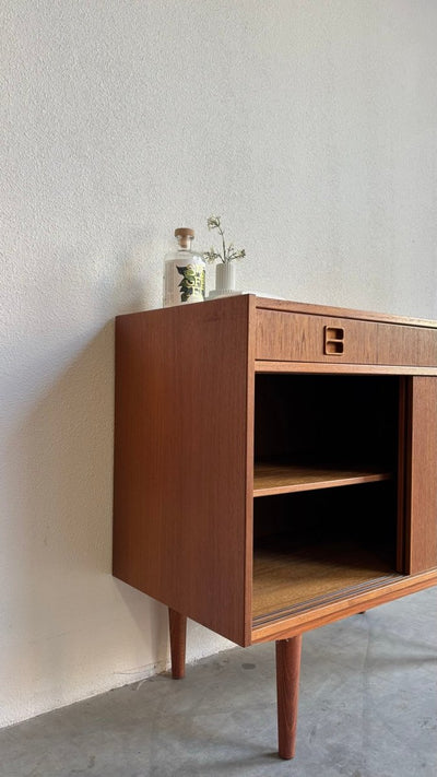 
                  
                    Vintage klein sideboard lade en schuifdeuren teak - LOUI.STORE
                  
                