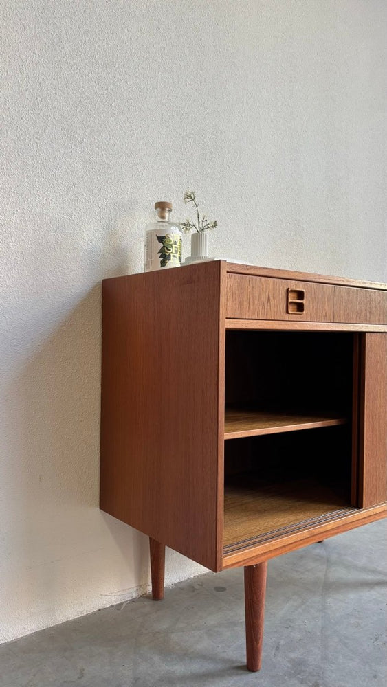 
                  
                    Vintage klein sideboard lade en schuifdeuren teak - LOUI.STORE
                  
                
