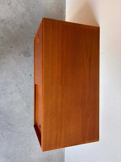 
                  
                    Vintage klein sideboard schuifdeurtjes - LOUI.STORE
                  
                