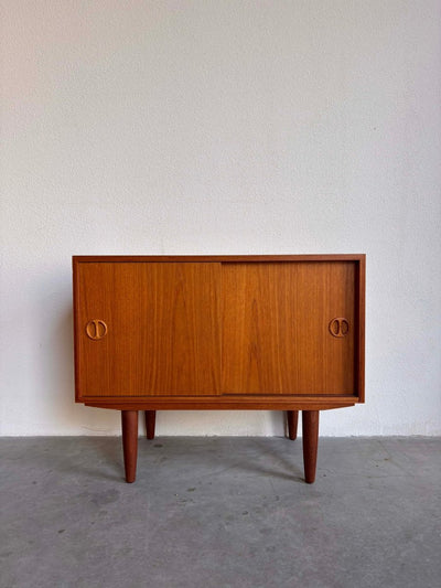 
                  
                    Vintage klein sideboard schuifdeurtjes - LOUI.STORE
                  
                