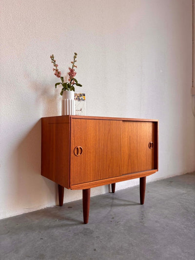 
                  
                    Vintage klein sideboard schuifdeurtjes - LOUI.STORE
                  
                