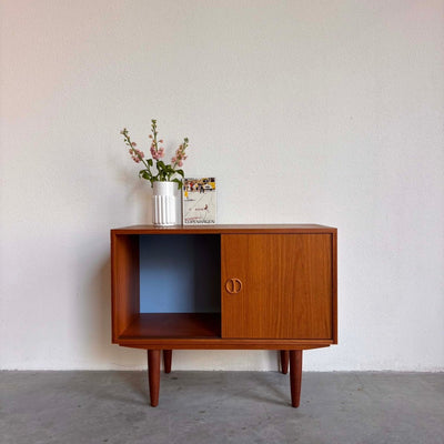 
                  
                    Vintage klein sideboard schuifdeurtjes - LOUI.STORE
                  
                