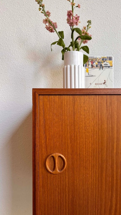 
                  
                    Vintage klein sideboard schuifdeurtjes - LOUI.STORE
                  
                