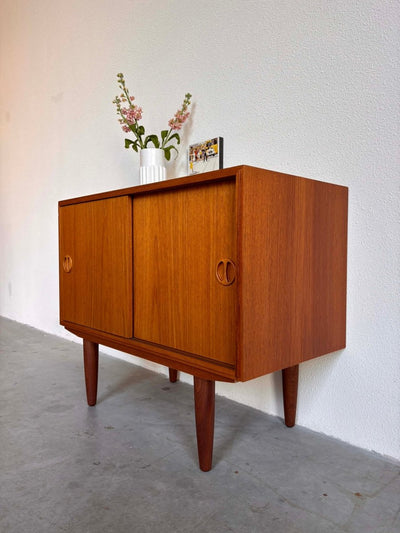 
                  
                    Vintage klein sideboard schuifdeurtjes - LOUI.STORE
                  
                