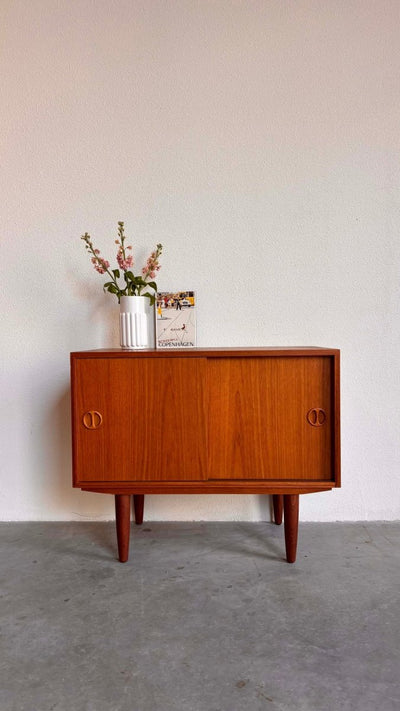 
                  
                    Vintage klein sideboard schuifdeurtjes - LOUI.STORE
                  
                
