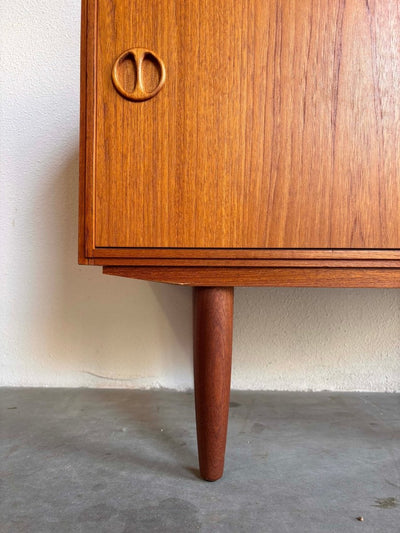 
                  
                    Vintage klein sideboard schuifdeurtjes - LOUI.STORE
                  
                