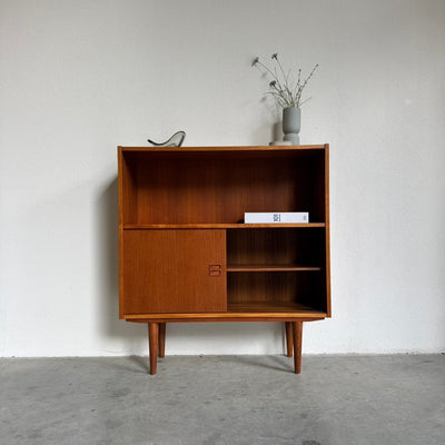 
                  
                    Vintage klein sideboard schuifdeurtjes teak - LOUI
                  
                