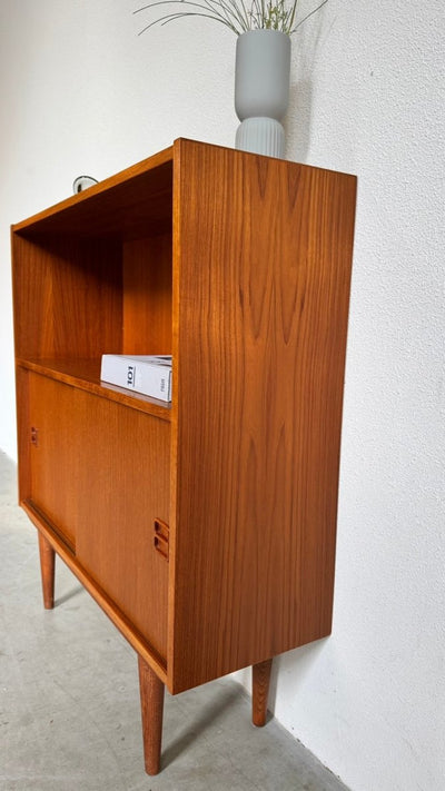 
                  
                    Vintage klein sideboard schuifdeurtjes teak - LOUI
                  
                