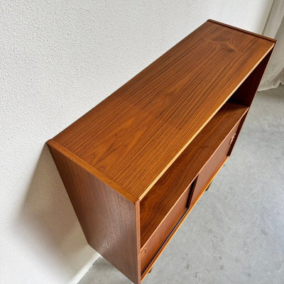 
                  
                    Vintage klein sideboard schuifdeurtjes teak - LOUI
                  
                