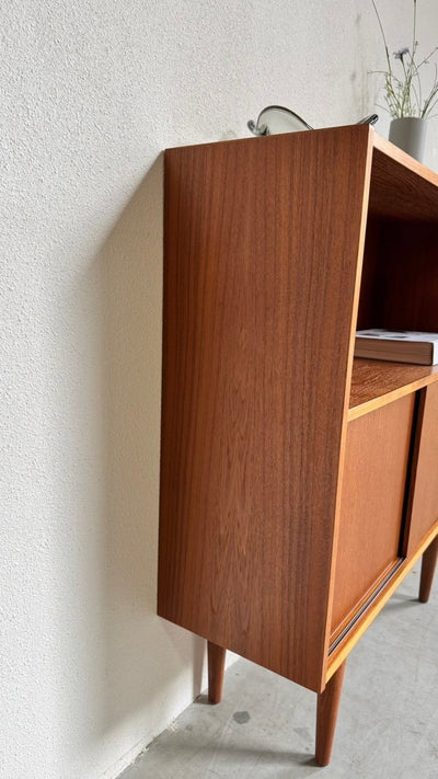 
                  
                    Vintage klein sideboard schuifdeurtjes teak - LOUI
                  
                