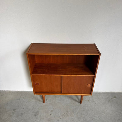 
                  
                    Vintage klein sideboard schuifdeurtjes teak - LOUI
                  
                