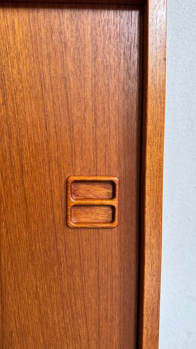 
                  
                    Vintage klein sideboard schuifdeurtjes teak - LOUI
                  
                