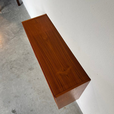 
                  
                    Vintage klein sideboard schuifdeurtjes teak - LOUI
                  
                