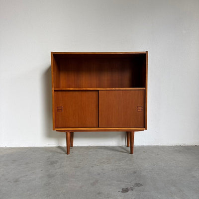 
                  
                    Vintage klein sideboard schuifdeurtjes teak - LOUI
                  
                