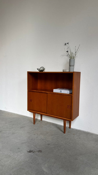 
                  
                    Vintage klein sideboard schuifdeurtjes teak - LOUI
                  
                