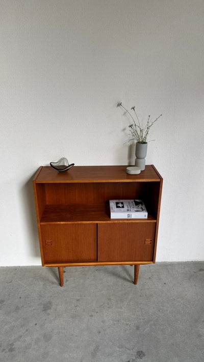 
                  
                    Vintage klein sideboard schuifdeurtjes teak - LOUI
                  
                