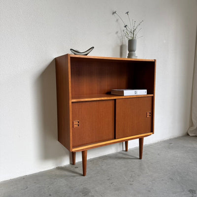 
                  
                    Vintage klein sideboard schuifdeurtjes teak - LOUI
                  
                