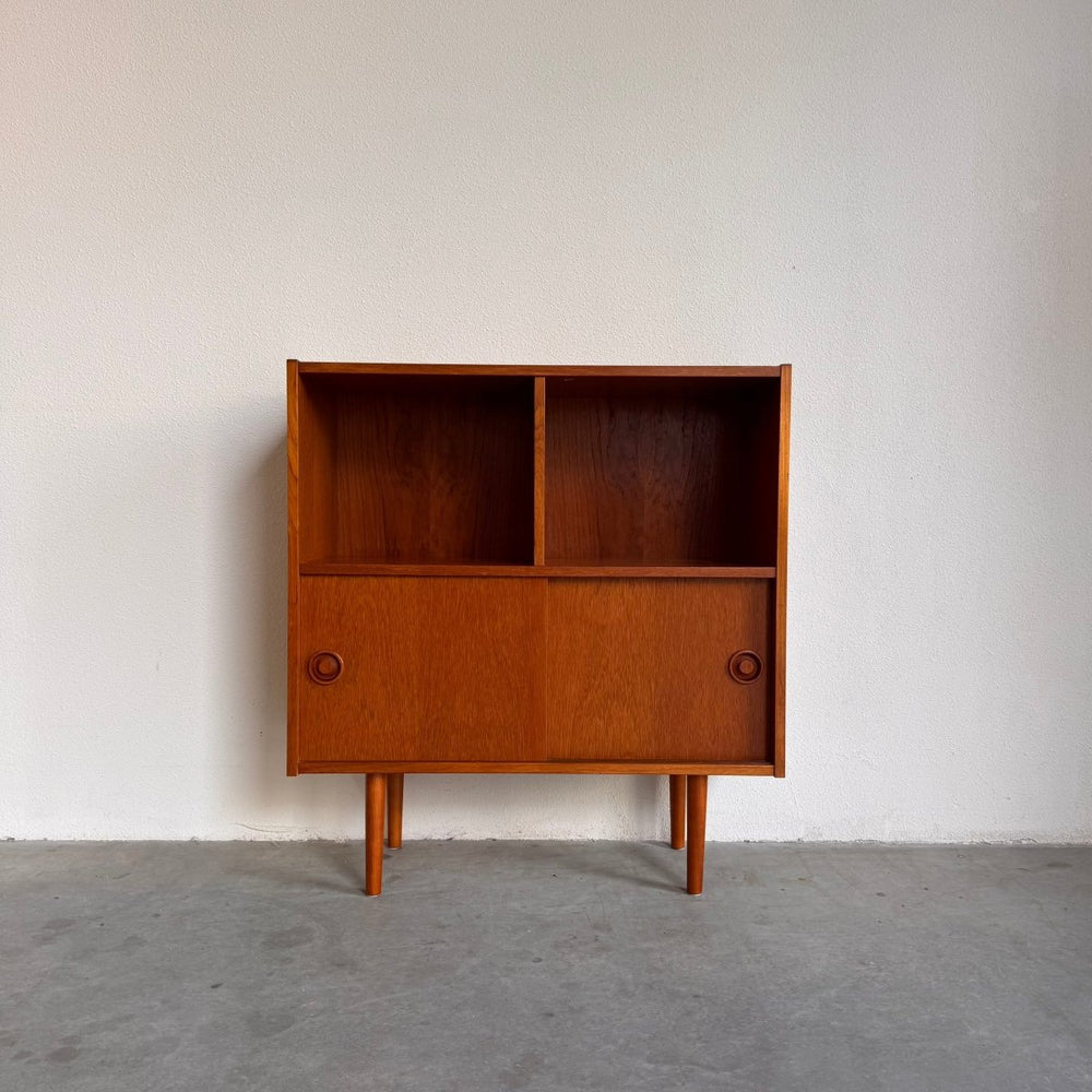 
                  
                    Vintage kleine boekenkast schuifdeurtjes - LOUI.STORE
                  
                