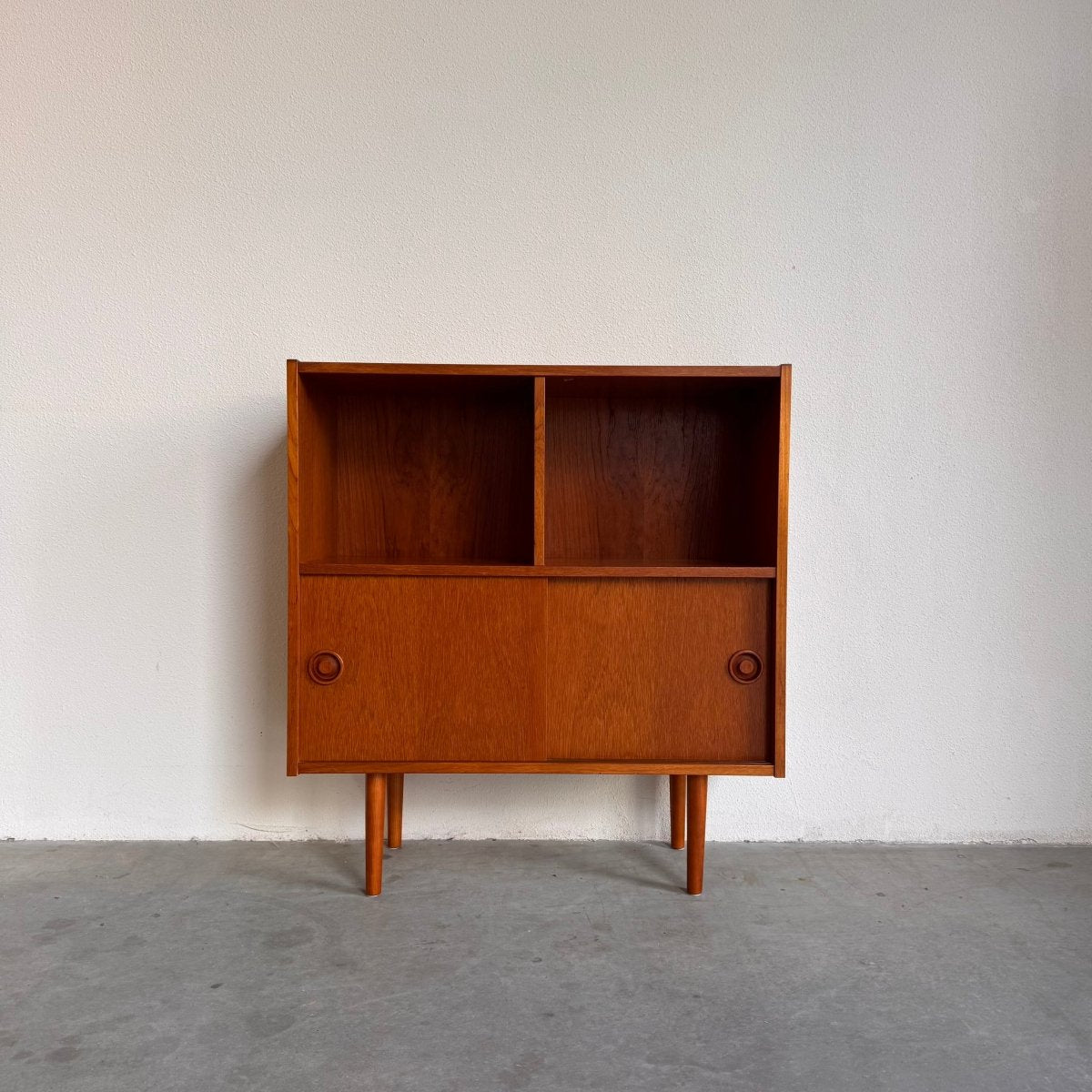 
                  
                    Vintage kleine boekenkast schuifdeurtjes - LOUI.STORE
                  
                