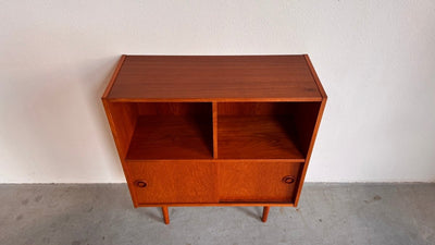 
                  
                    Vintage kleine boekenkast schuifdeurtjes - LOUI.STORE
                  
                