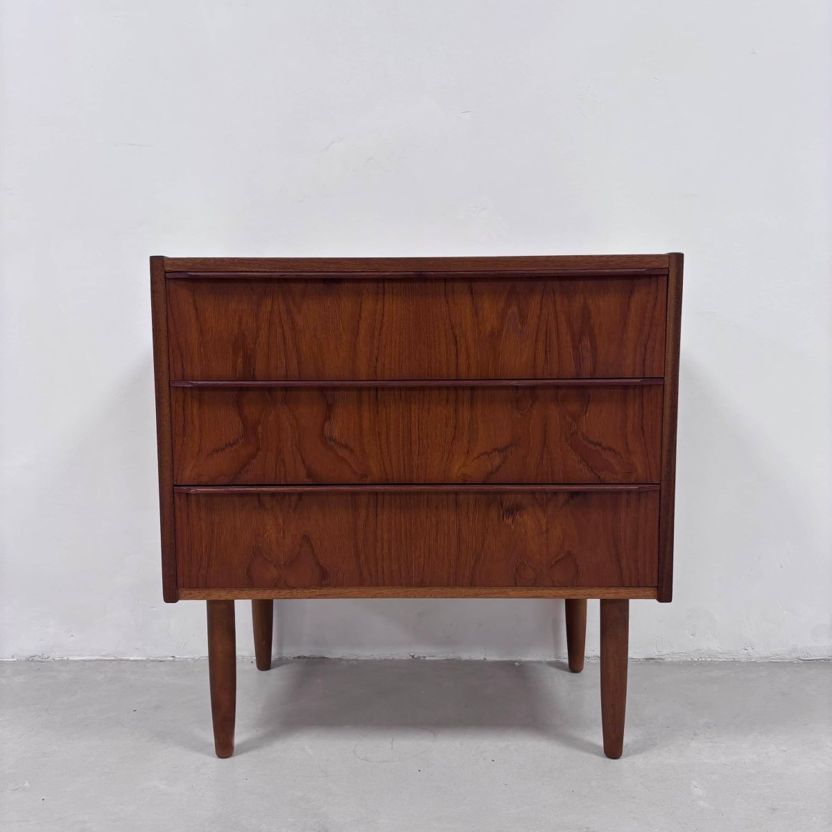 
                  
                    Vintage kleine ladekast 3* teak - LOUI.STORE
                  
                