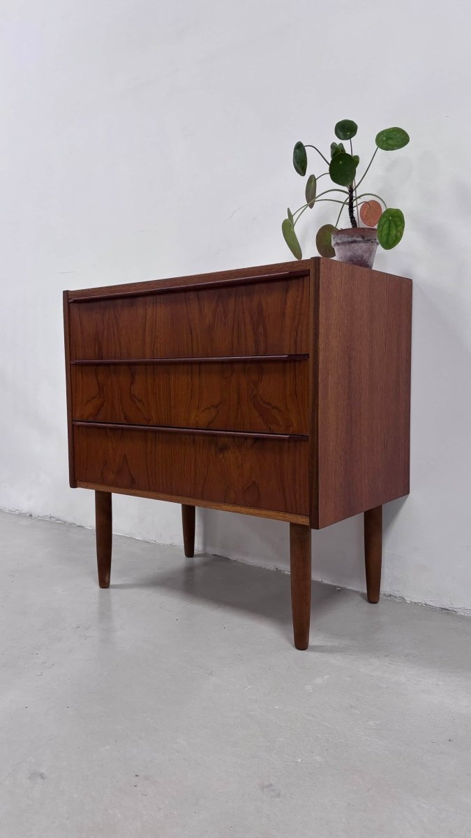 
                  
                    Vintage kleine ladekast 3* teak - LOUI.STORE
                  
                