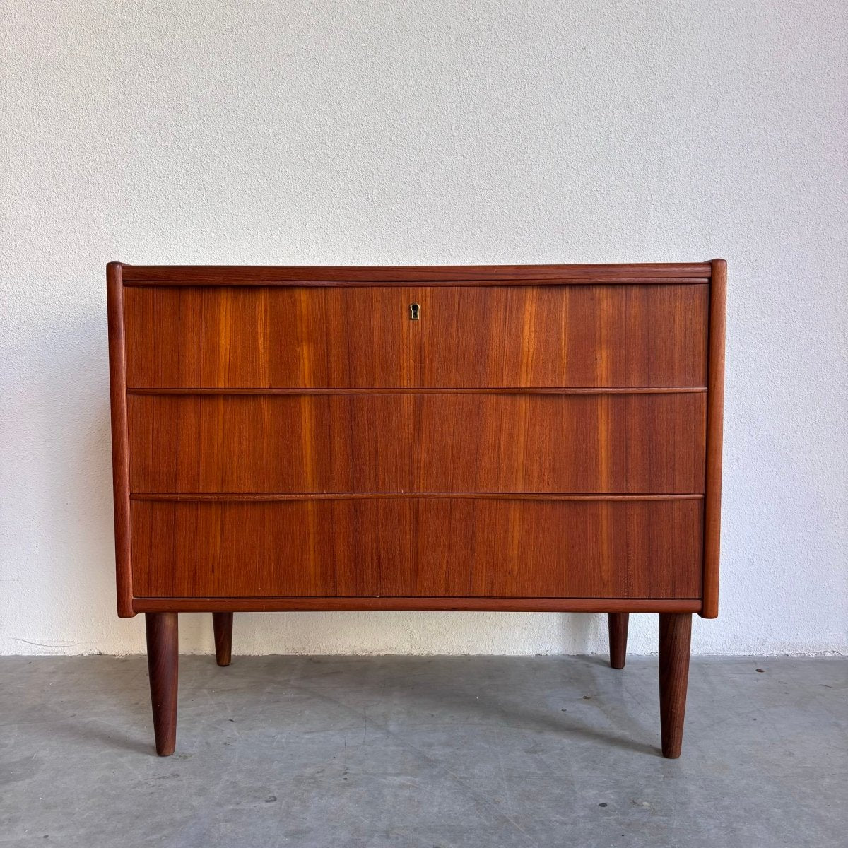 
                  
                    Vintage ladekast 3* laag - LOUI.STORE
                  
                