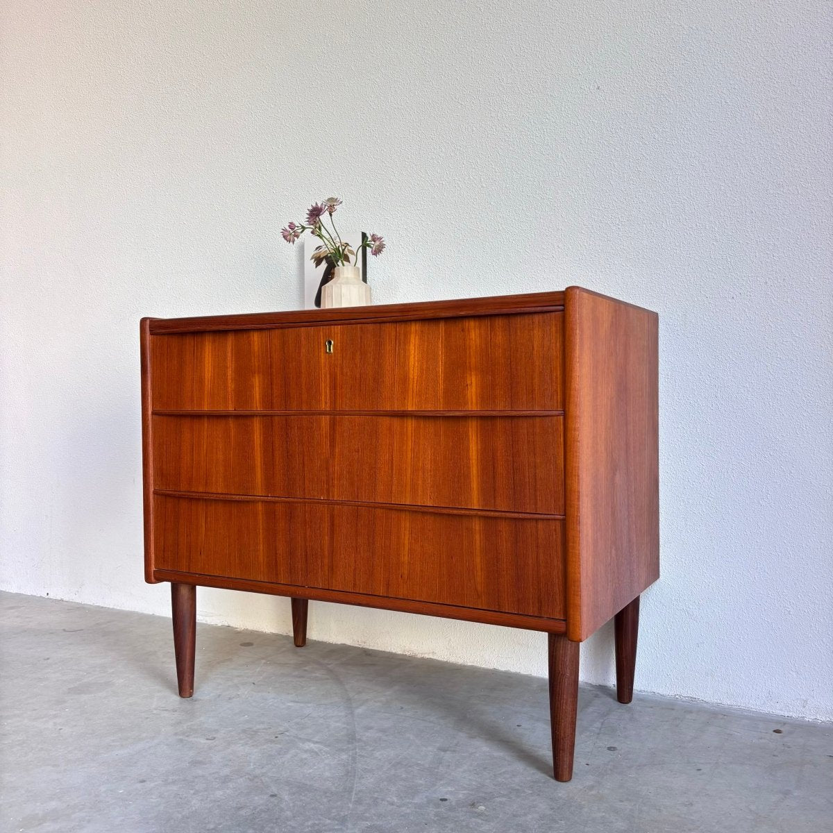
                  
                    Vintage ladekast 3* laag - LOUI.STORE
                  
                