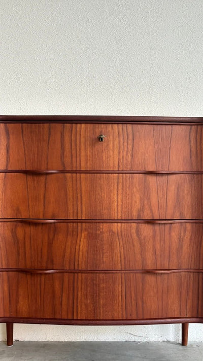 
                  
                    Vintage ladekast 4* golvende lades - LOUI.STORE
                  
                