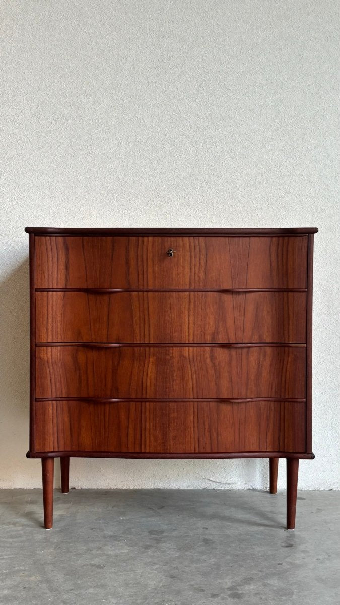 
                  
                    Vintage ladekast 4* golvende lades - LOUI.STORE
                  
                