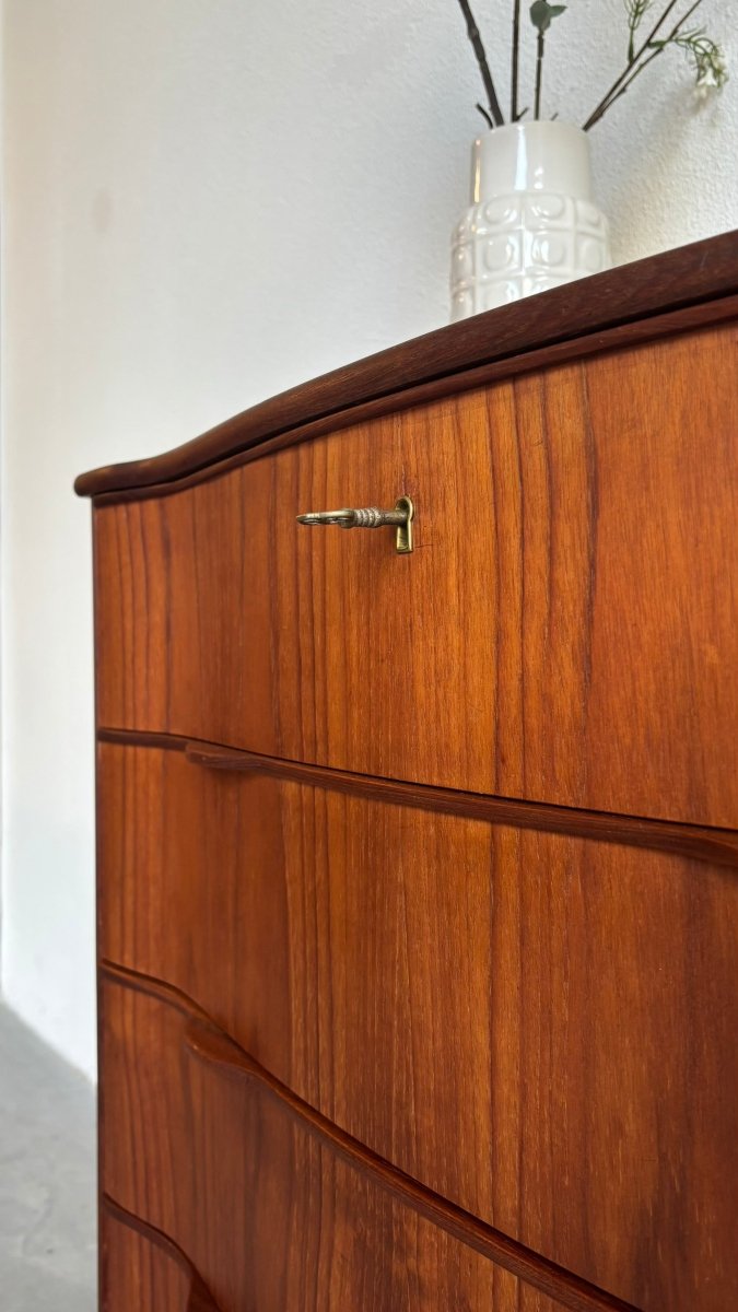 
                  
                    Vintage ladekast 4* golvende lades - LOUI.STORE
                  
                