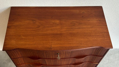 
                  
                    Vintage ladekast 4* golvende lades - LOUI.STORE
                  
                