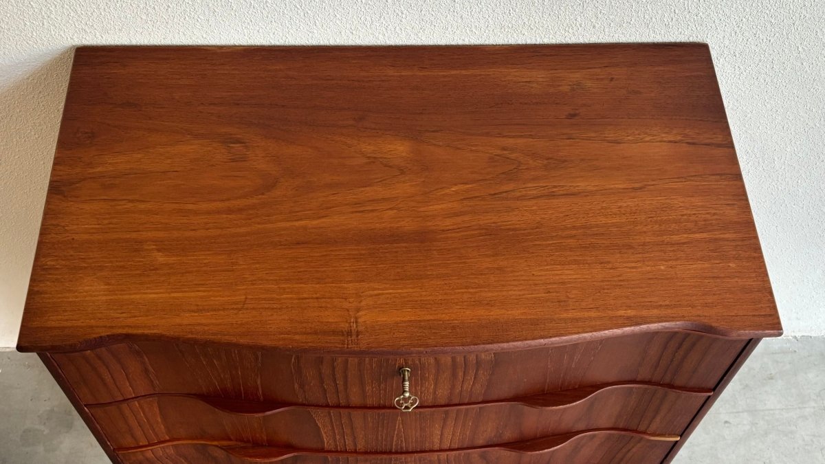 
                  
                    Vintage ladekast 4* golvende lades - LOUI.STORE
                  
                