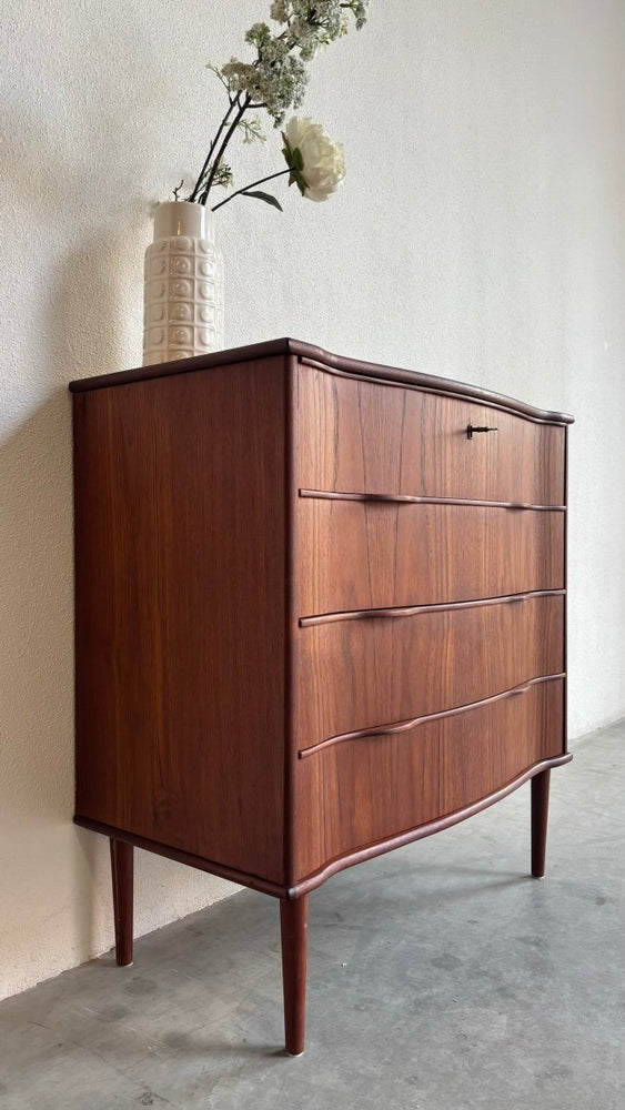 
                  
                    Vintage ladekast 4* golvende lades - LOUI.STORE
                  
                