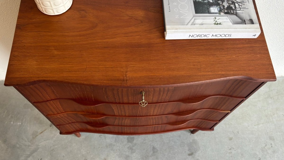 
                  
                    Vintage ladekast 4* golvende lades - LOUI.STORE
                  
                