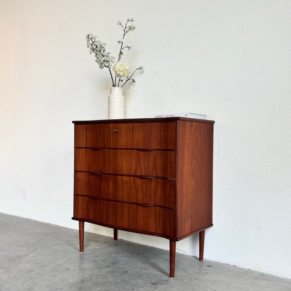 
                  
                    Vintage ladekast 4* golvende lades - LOUI.STORE
                  
                