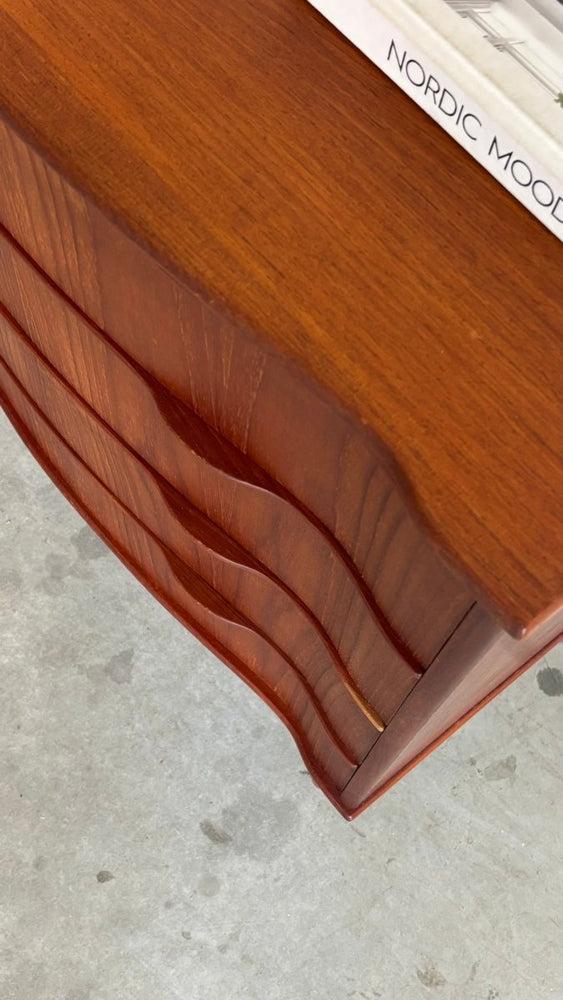 
                  
                    Vintage ladekast 4* golvende lades - LOUI.STORE
                  
                