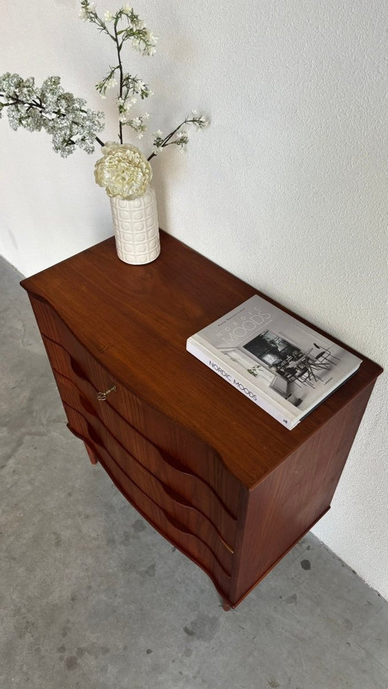 
                  
                    Vintage ladekast 4* golvende lades - LOUI.STORE
                  
                