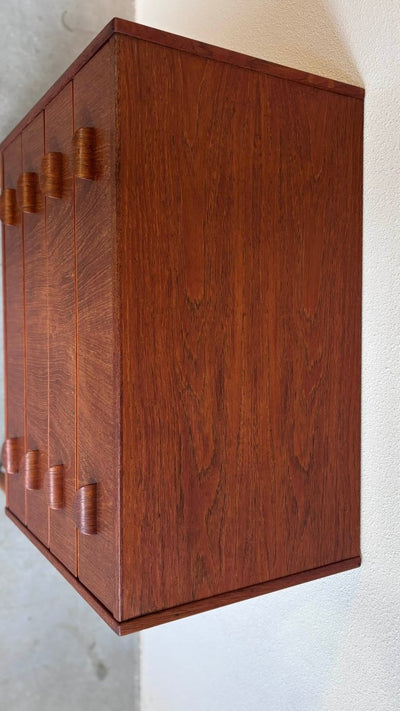 
                  
                    Vintage ladekast 4* krul handvat - LOUI.STORE
                  
                