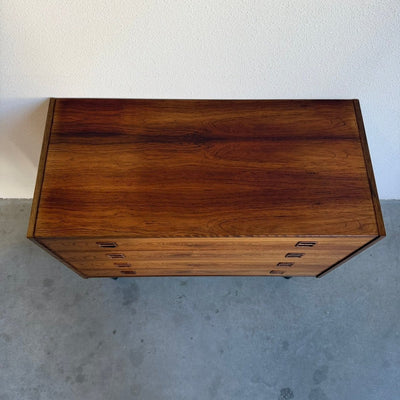 
                  
                    Vintage ladekast 4* palissander vierkant handvat - LOUI
                  
                