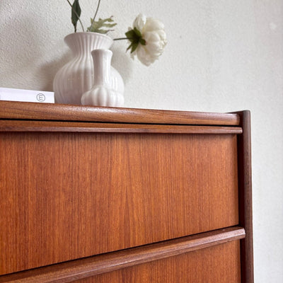
                  
                    Vintage ladekast 4* teak rechte handgreep - LOUI
                  
                