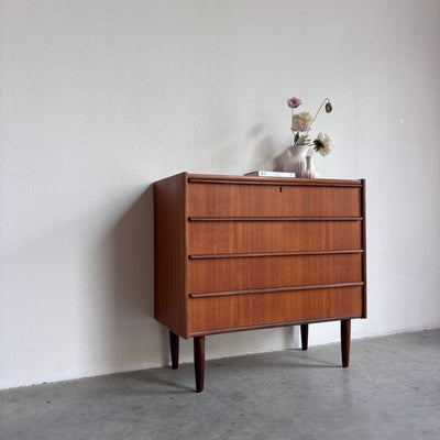 
                  
                    Vintage ladekast 4* teak rechte handgreep - LOUI
                  
                