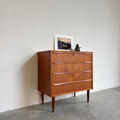 
                  
                    Vintage ladekast 4* teak slanke greep - LOUI.STORE
                  
                