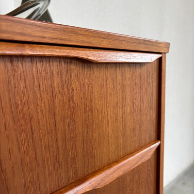 
                  
                    Vintage ladekast 4* teak slanke greep - LOUI.STORE
                  
                