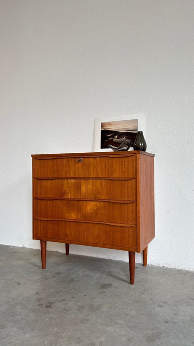 
                  
                    Vintage ladekast 4* teak slanke greep - LOUI.STORE
                  
                