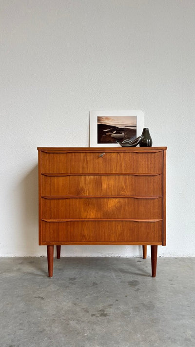 
                  
                    Vintage ladekast 4* teak slanke greep - LOUI.STORE
                  
                