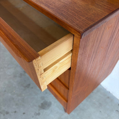 
                  
                    Vintage ladekast 4* teak slanke greep - LOUI.STORE
                  
                