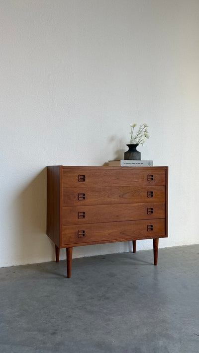 
                  
                    Vintage ladekast 4* teak vierkant handvat - LOUI
                  
                