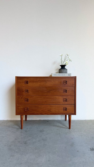 
                  
                    Vintage ladekast 4* teak vierkant handvat - LOUI
                  
                